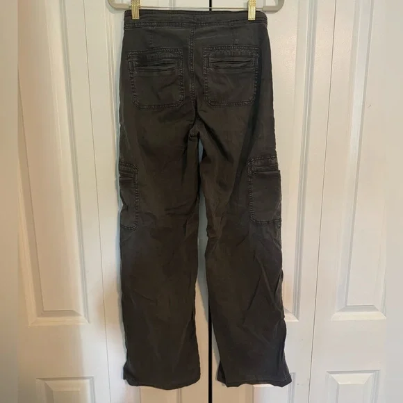 Women’s American Eagle Cargo Pants - Picture 2 of 3